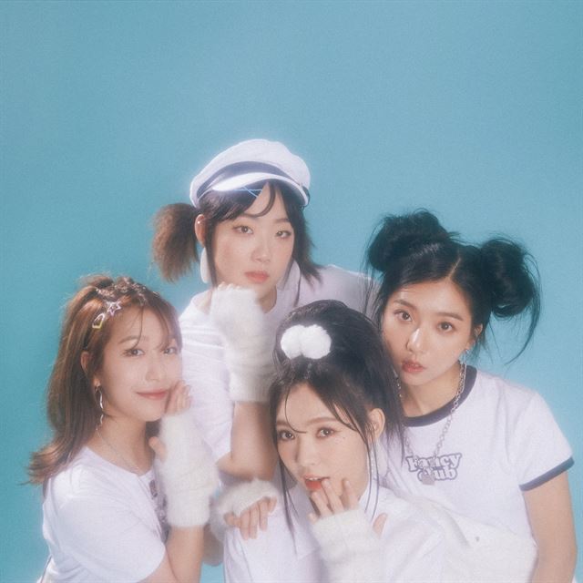 아이돌 그룹 치스비치의 ‘섬머 러브…’는 찾는 재미가 있다. 2019년에 맞게 가사에 삐삐 대신 시리(애플의 음성인식 프로그램)가 나오고, 카카오톡 상태메시지도 등장한다. 제목 뒤 말줄임표도 인상적이다. “아련한 느낌을 표현했습니다. 왠지 사연이 있을 것 같지 않나요.”(박문치) 치스비치 제공