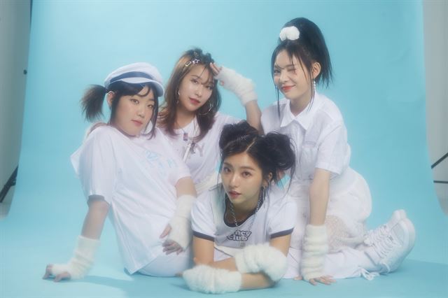 아이돌 그룹 치스비치 프로필 사진은 화질이 낮다. 의도적인 연출이다. “세기말 감성을 표현하고 싶었어요. 이를 구현해줄 수 있는 작가를 수소문해 찾았습니다.”(박문치) 치스비치 제공