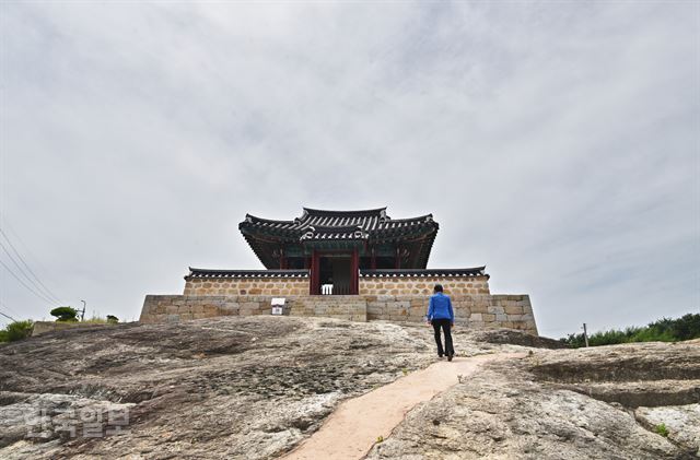 마을 중앙 커다란 암반 위에 자리 잡은 명량대첩비와 비각. 일제강점기 서울로 ‘압송’되는 수난을 당했다가 2011년에야 제자리로 돌아왔다.