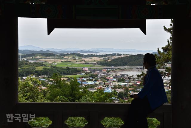 망해루에 오르면 우수영마을과 다도해 풍경이 평화롭게 보인다. 망해루 주변에 전라우수영 성곽이 일부 남아 있다.