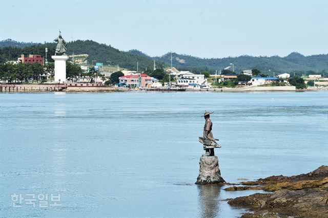 해남의 울돌목 해안에 ‘고뇌하는 이순신 상’이 설치돼 있다. 맞은편 진도 해안의 대형 이순신 동상과 비교된다.