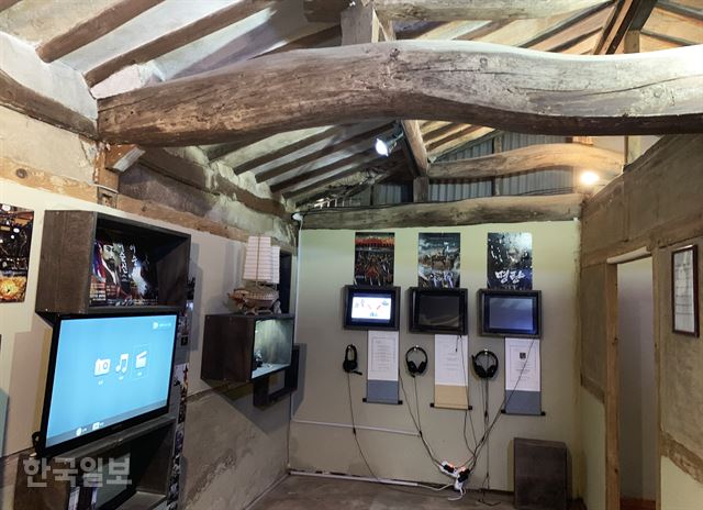 ‘정재’ 카페 내부의 이순신 미디어 전시실. 외관은 허름해도 전시물은 첨단이다.