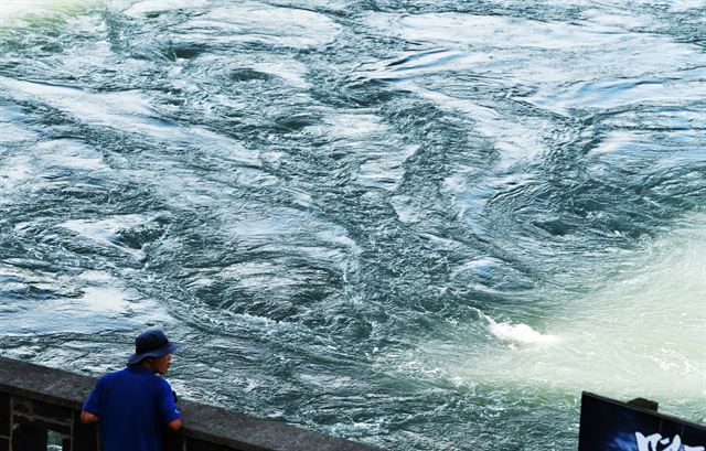 진도대교 아래 울돌목. 모든 것을 집어삼킬 듯 바닷물이 뒤집어져 소용돌이친다.