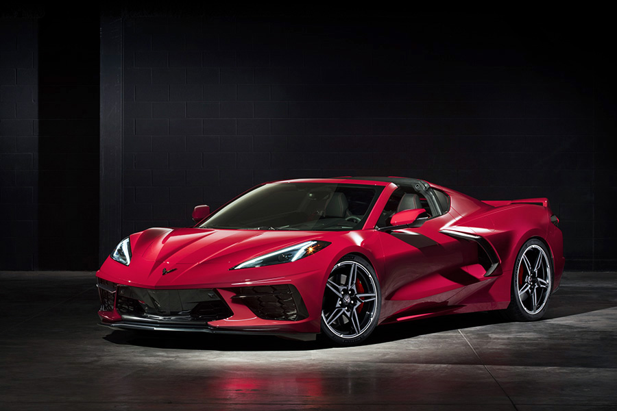 쉐보레가 압도적인 패키징을 자랑하는 콜벳 C8 스팅레이를 공개했다.