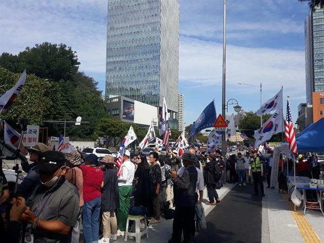 16일 박근혜 전 대통령이 입원한 서울 서초구 서울성모병원 앞에 태극기와 성조기를 든 지지자들이 모여있다. 손성원 기자
