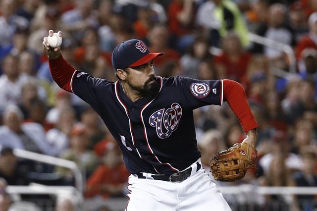 워싱턴 내셔널스의 3루수 앤서니 렌던이 애틀란타전에서 컬버슨의 번트 타구를 잡아 2루로 송구하고 있다. 워싱턴=AP 연합뉴스