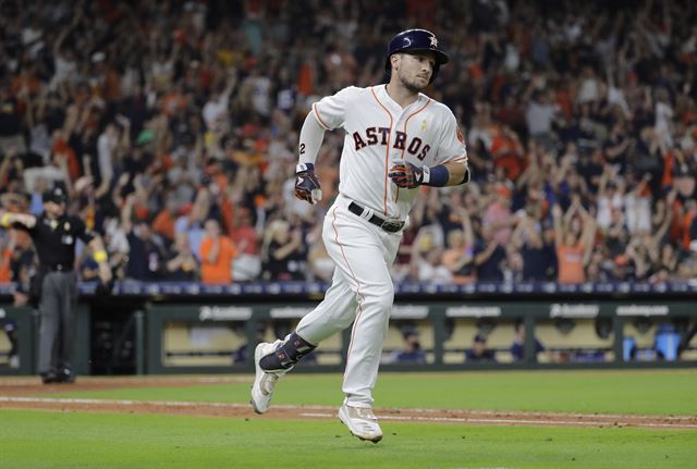 휴스턴 애스트로스의 알렉스 브레그먼이 7일 시애틀 매리너스와 경기에서 홈런을 친 후 뛰고 있다. 휴스턴=AP 연합뉴스