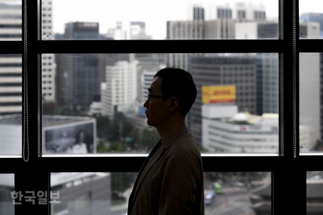 대한민국에서 가장 핫 한 필자인 김영민 서울대 정치외교학부 교수가 23일부터 한국일보에 ‘한국이란 무엇인가’를 주제로 연재를 시작한다. “남들이 알아보는 게 불편하다”는 그는 최대한 얼굴이 드러나지 않게 해달라고 당부했다. 이한호 기자