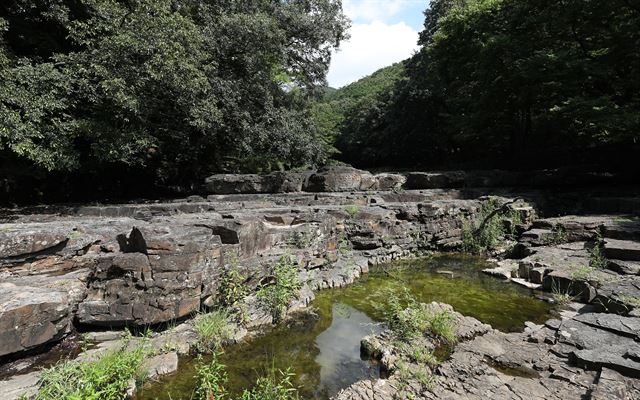 옥산서원 입구의 세심대. 보는 것만으로도 몸과 마음이 정갈해진다.