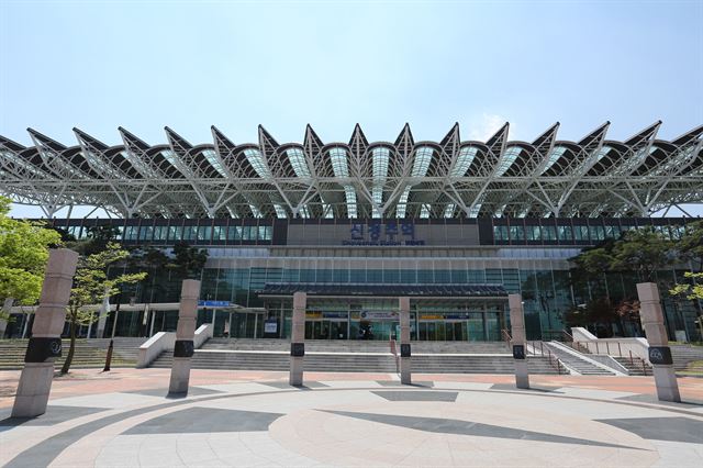 고속철도 신경주역. 시내버스로 경주 시내 중심부까지 30분 정도 걸린다.