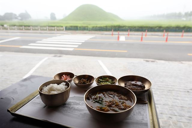 황남관 한옥호텔에 묵으면 황남동고분군을 바라보며 식사를 할 수 있다. 사진은 1만1,000원 조식.