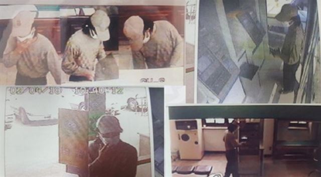 2002년 4월 당시 아산 갱티고개 살인사건 범인이 피해자 명의 카드로 돈을 인출하던 모습이 담긴 CCTV 영상. 연합뉴스