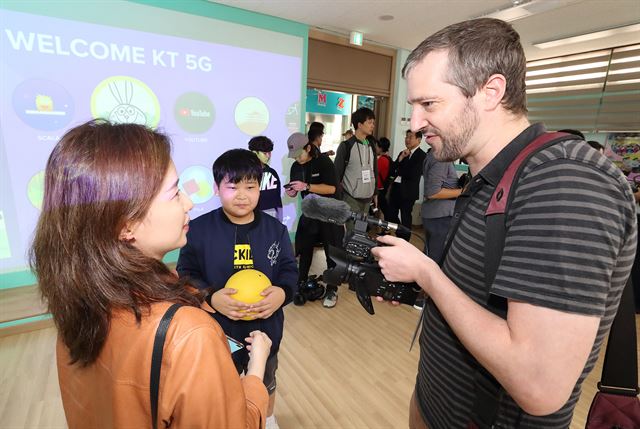 대성동 학생이 외신 기자단에 학교 강당에 마련된 ‘MR 스포츠’를 소개하고 있다. 학생들은 MR 스포츠를 통해 미세먼지 등 날씨에 구애 받지 않고, 축구와 농구 등 체력단련을 할 수 있다.KT제공