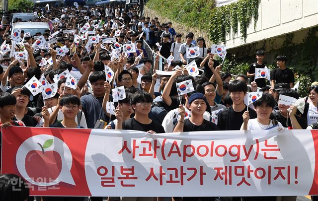 일본제품 불매운동은 당분간 지속될 전망이다. 이번 불매운동의 성공이 한국 사회에 안겨준 자산도 적지 않다는 분석이다. 사진은 지난 28일 ‘3.1 만세운동 100주년 기념 숭실 평화 대행진’ 참가 학생들이 서울 숭실고등학교에서 녹번 평화의 공원까지 행진하는 모습. 서재훈 기자