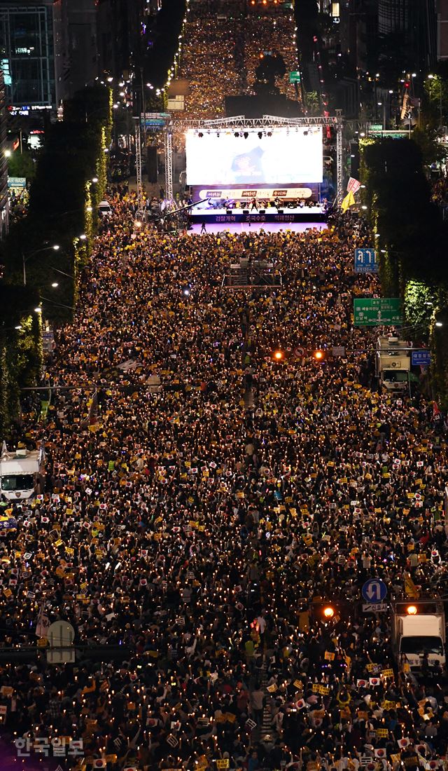 [저작권 한국일보] 5일 오후 서울 서초구 '제8차 검찰 개혁 촛불 문화제'집회'가 열리고 있다. 배우한 기자