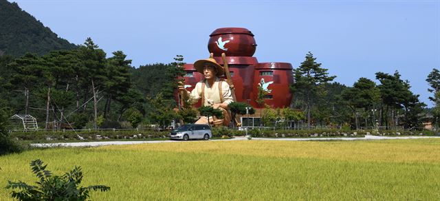 멀리서 바라본 무릉도원권역활성화센터. 16m 높이의 거대한 규모를 가늠할 수 있도록 취재용 승합차를 세워두고 촬영했다