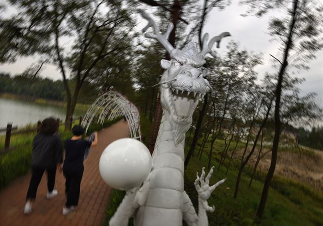 [김제 백룡 7,800만원] 20일 전북 김제시 문화체육공원에 설치된 ‘백룡’ 앞을 주민들이 지나고 있다.