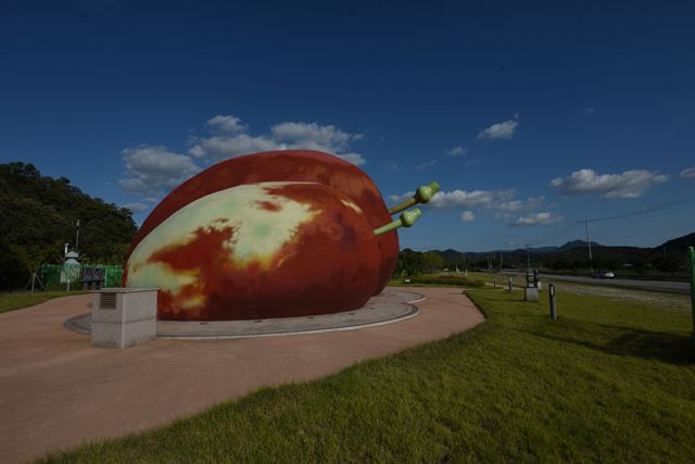 [군위 대추 조형물 겸 화장실 6억9,500만원] 19일 경북 군위군 어슬렁대추정원 내에 설치된 대추 조형물의 모습.