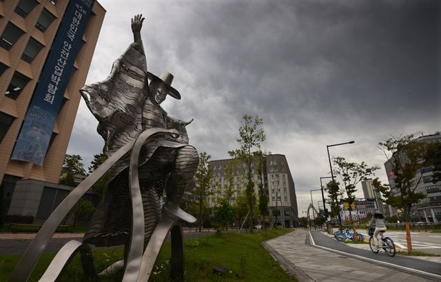 [세종 흥겨운 우리 가락] 20일 세종시 소방청 청사 앞에 설치된 조형물 ‘흥겨운 우리 가락’ 앞으로 행인이 지나고 있다.