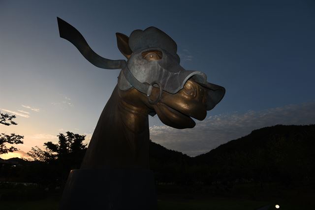 [고령 왕국의 혼 6억5,300만원] 19일 경북 고령군 대가야농촌체험특구에 설치된 ‘왕국의 혼’ 뒤로 해가 지고 있다.