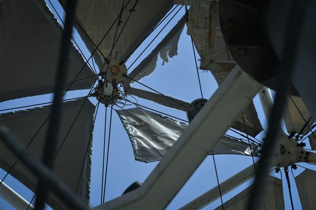 [상암 월드볼2002] 19일 서울 마포구 상암동의 ‘월드볼2002’의 일부가 훼손돼 있다.