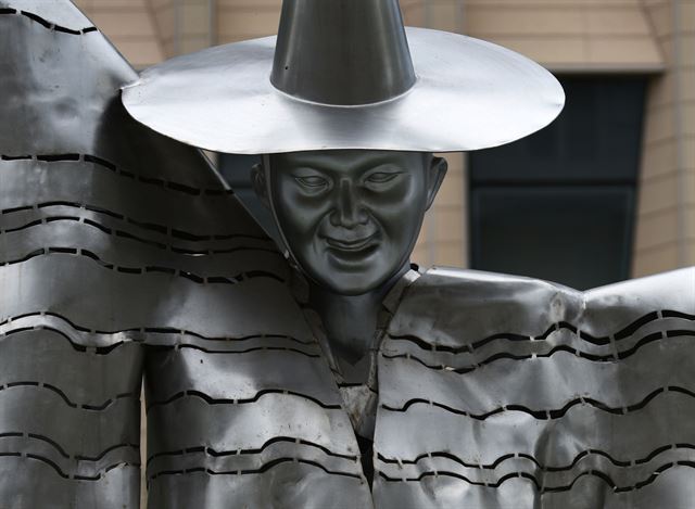 [세종 흥겨운 우리 가락] 얼굴 생김새가 저승사자를 연상시킨다는 여론이 일고 있는 세종시의 ‘흥겨운 우리 가락’.