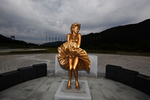 [인제 메릴린 먼로상 5,500만원] 황량한 강원 인제군 소양강 둔치에 설치된 메릴린 먼로상의 19일 모습.