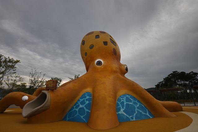 [고창 주꾸미 미끄럼틀 5억2,900만원] 전북 고창군 람사르고창갯벌센터에 설치된 주꾸미 미끄럼틀. 20일 모습.