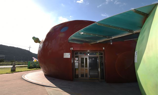 [군위 대추 조형물 겸 화장실] 19일 경북 군위군 어슬렁대추정원에 설치된 대추 조형물 겸 화장실 주변이 찾는 이 없이 한적하다.