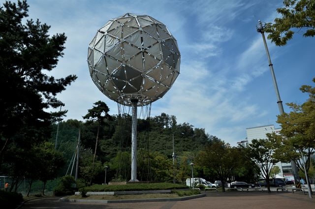 [상암 월드볼2002] 19일 서울 마포구 상암동에 2002년 월드컵을 기념하기 위해 설치한 ‘월드볼2002’가 서 있다.