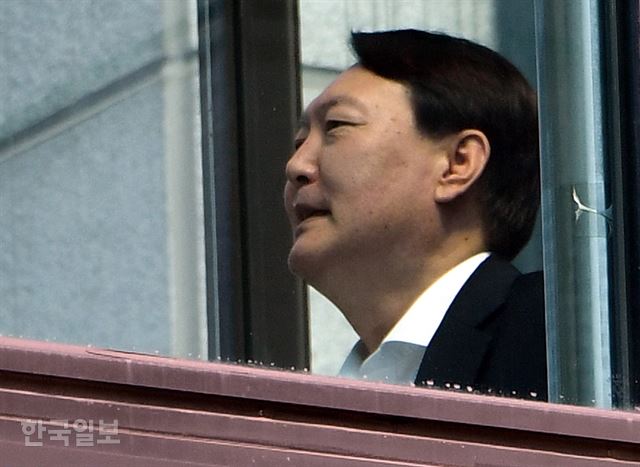 윤석열 검찰종장이 지난달 30일 점심식사를 위해 대검칠청 구내식당으로 향하고 있다.고영권 기자