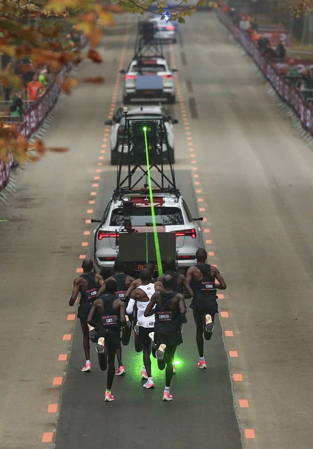 킵초게(흰 조끼)가 12일 페이스메이커들과 함께 마라톤 2시간 벽 돌파를 위해 달리고 있다. 빈=AP 연합뉴스.