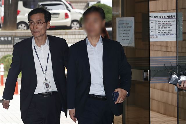 버닝썬 사건에서 이른바 '경찰총장'으로 불리며 사건 연루 단서가 드러난 윤모 총경이 지난 10일 서울중앙지방법원에서 열린 영장실질심사에 출석하는 모습.