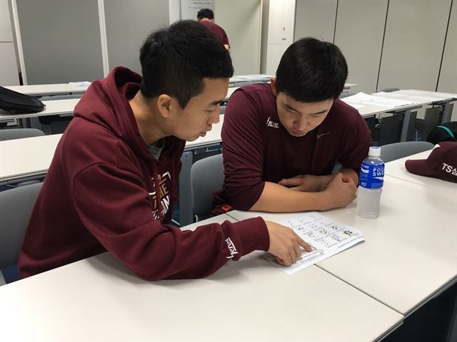 키움 김웅빈(오른쪽)이 김창현 전력분석원에게 상대 투수의 정보를 듣고 있다. 키움 제공