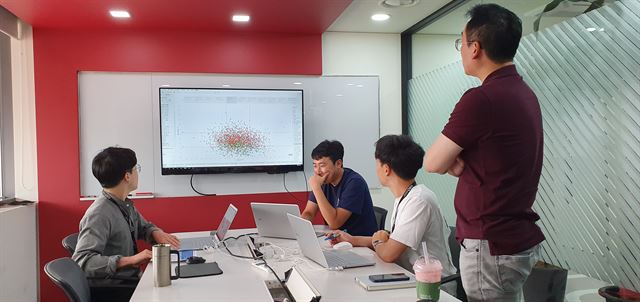 KT 데이터팀이 주권의 투구 데이터를 체크하고 있다. 김지섭 기자