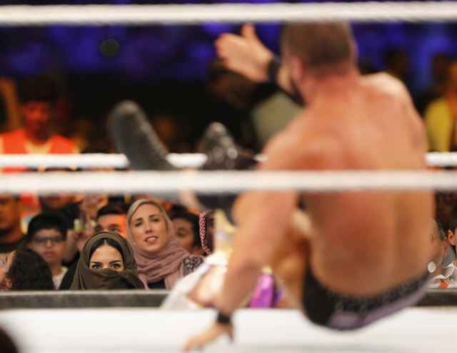 사우디아라비아의 수도 리야드에 있는 킹 파흐드 국립경기장에서 31일(현지시간) 월드레슬링엔터테인먼트(WWE) '크라운 주얼 2019' 중 경기장을 찾은 사우디 여성들이 남자부 경기를 관전하고 있다. AP  연합뉴스
