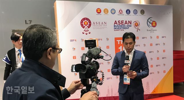 본격적인 정상회의를 앞두고 방콕 IMPACT 컨벤션센터에서도 취재경쟁이 시작됐다. 방콕=정민승 특파원