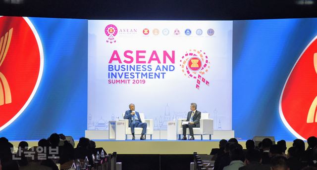 태국 방콕에서 열린 아세안 비즈니스ㆍ투자 정상회의(ABIS)에서 마하티르 모하맛(왼쪽) 말레이시아 총리가 발언하고 있다. 방콕=정민승 특파원