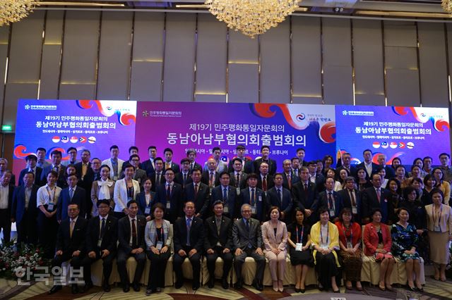 12일 인도네시아 자카르타 도심 호텔에서 열린 민주평통 동남아남부협의회 출범회의에 참석한 19기 신임 자문위원들이 기념 촬영하고 있다. 자카르타=고찬유 특파원