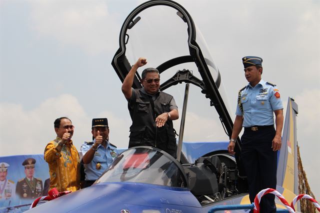 2014년 현지에 도착한 한국산 전투기 T-50에 탑승하고 환호하는 당시 수실로 밤방 유도요노(오른쪽 두 번째) 인도네시아 대통령. KAI 제공