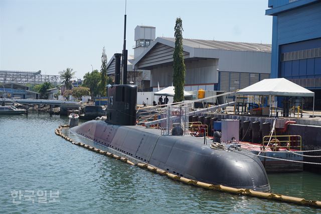 우리나라가 수출해 수라바야 인도네시아 해군 2함대 내 국영 조선소에 진수된 디젤 잠수함 3번함. 현재 시운전 중이다. 수라바야=고찬유 특파원