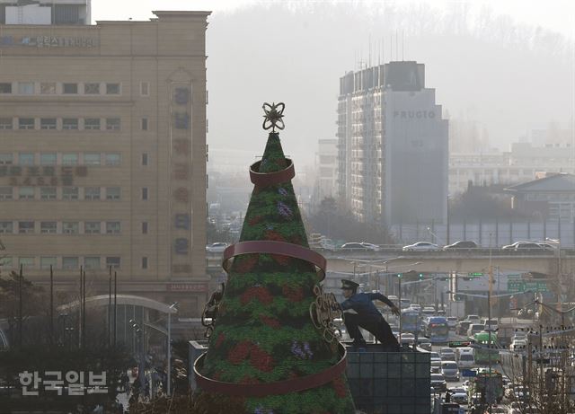 24일 오후 서울 서초구 고속버스터미널 앞 광장에 대형 크리스마스 트리가 세워져 있다. 이날 오후 2시쯤 수도권 일부 지역은 미세먼지 매우 나쁨 상태를 기록하기도 했다. 홍인기 기자