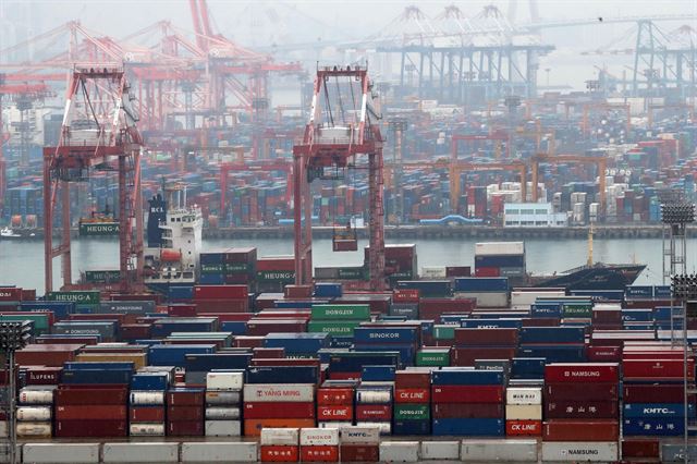 1일 부산항 신선대부두에서 대형 크레인이 선박에 수출 화물을 싣고 있다. 수출이 지난해 12월 이후 12개월 연속 감소세를 이어갔다. 연합뉴스