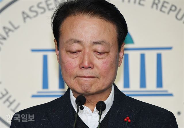 박근혜 전 대통령을 언급하며 울먹이다 발언을 잇지 못하는 한 의원. 오대근 기자