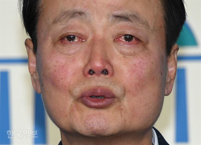 한선교 의원이 21대 총선 불출마 선언을 하던 중 ‘박근혜 전 대통령’을 언급하며 울먹이고 있다. 오대근 기자