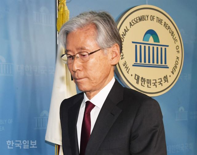 2일 한선교 의원에 앞서 총선 불출마를 선언한 여상규 의원이 국회 정론관에서 기자회견을 마친 후 발언대를 떠나고 있다. 오대근 기자