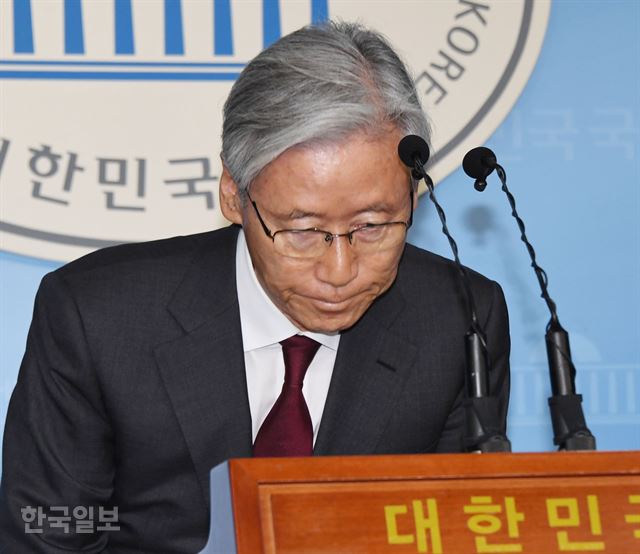 여상규 자유한국당 의원이 2일 국회 정론관에서 기자회견을 열고 총선 불출마 선언을 하고 있다. 오대근 기자