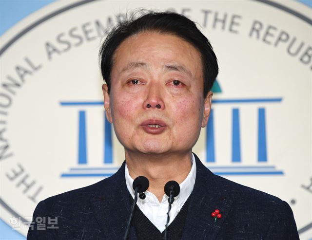 한선교 의원이 불출마 선언 중 ‘원조 친박’과  ‘박근혜 전 대통령’을 언급하다 울먹이고 있다. 오대근 기자