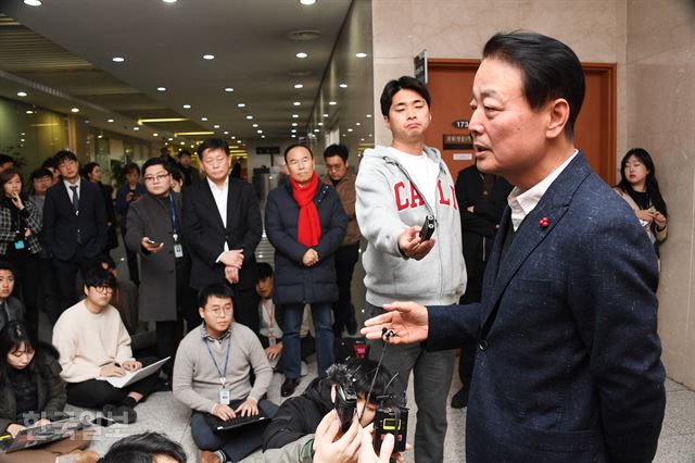 국회 정론관에서 불출마 입장을 밝힌 후 질문에 답변하는 한 의원. 오대근 기자