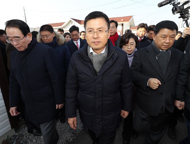 황교안(가운데) 자유한국당 대표가 2일 오후 경북 포항시 북구 흥해읍에 마련된 포항 지진피해 이재민 주거단지를 방문해 살펴보고 있다. 연합뉴스